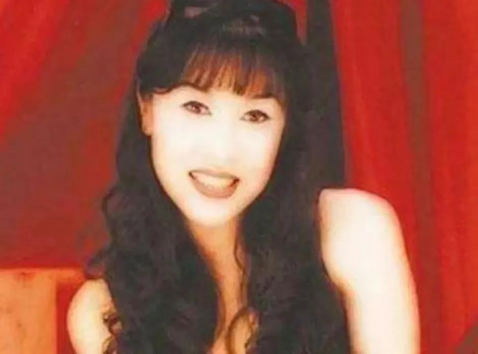 中國(guó)第1位變性人，1983年“男變女”手術(shù)成功，嫁給大32歲的富豪(圖7)