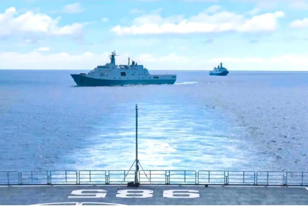 臺兩艘護(hù)衛(wèi)艦近距離警戒山東艦，美航母仍在臺島防止中方趁機(jī)收臺(圖2)