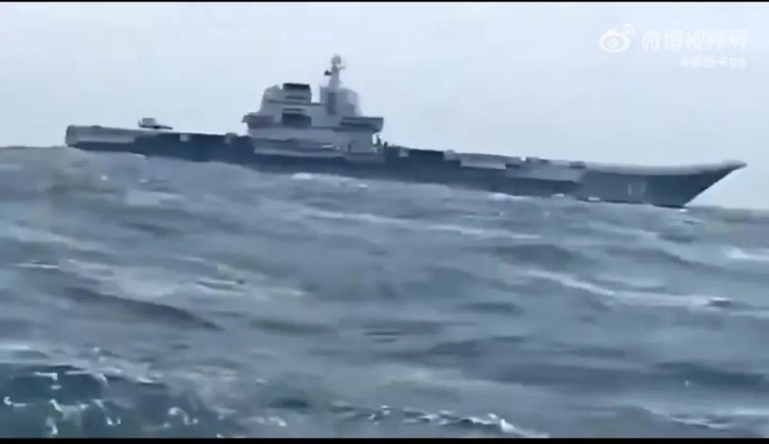 臺兩艘護(hù)衛(wèi)艦近距離警戒山東艦，美航母仍在臺島防止中方趁機(jī)收臺(圖4)