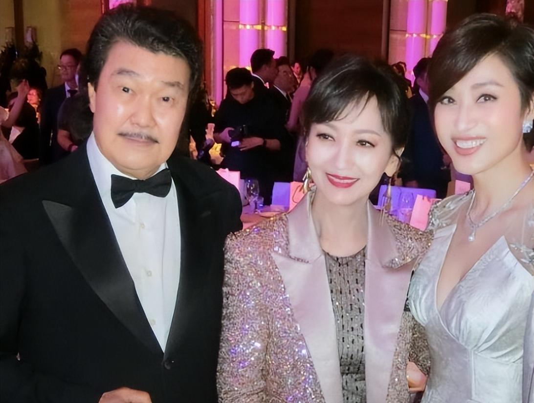 一眾港星喝酒聚會(huì)！80歲許冠文老當(dāng)益壯，56歲葉子楣身材仍出眾(圖24)