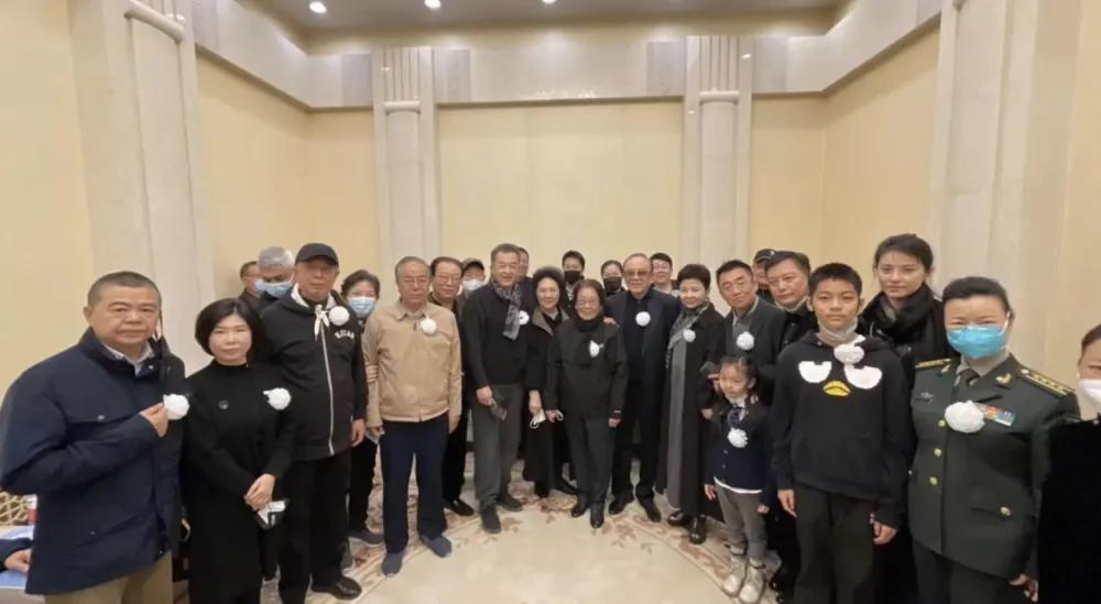 告別儀式合影曝光，李雙江白雪董文華神情嚴肅，黃宏笑容惹爭議(圖2)