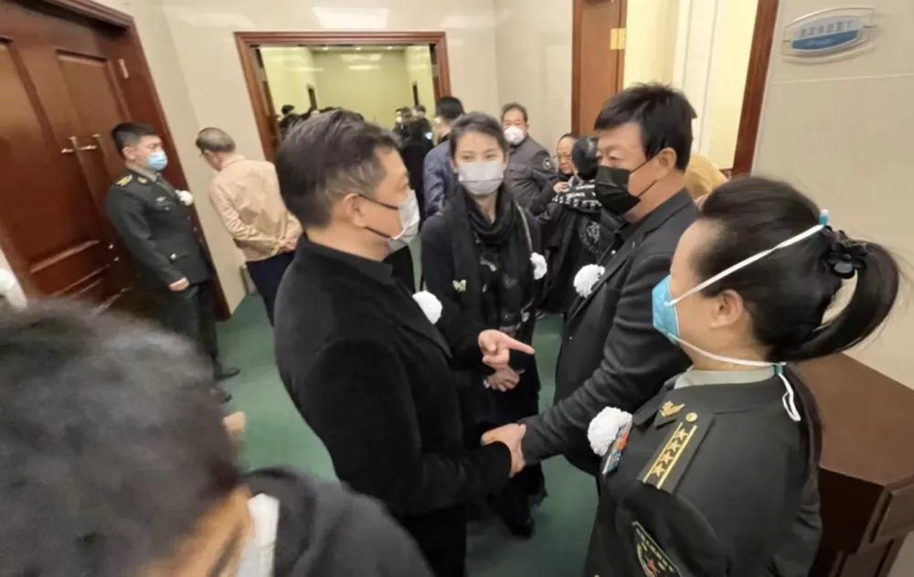 告別儀式合影曝光，李雙江白雪董文華神情嚴肅，黃宏笑容惹爭議(圖18)