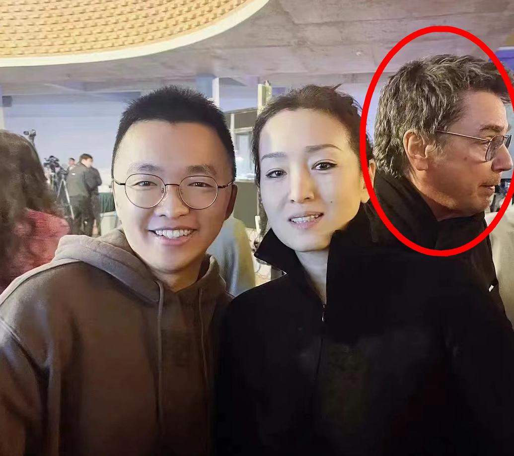 鞏俐夫婦陪法國總統(tǒng)訪華，看到黃渤逗樂馬克龍，鼓掌笑出表情包(圖17)