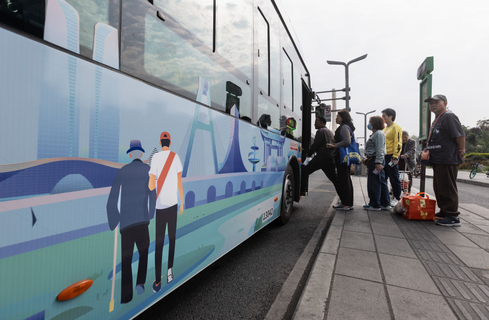 低地板、便民箱、軟座椅 成都“適老公交”讓老人出行更暖心