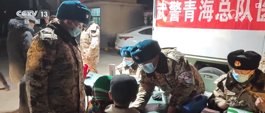 心理疏導、安全檢查、熬制姜湯……武警官兵保障受災群眾度過寒夜