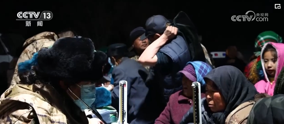 心理疏導(dǎo)、安全檢查、熬制姜湯……武警官兵保障受災(zāi)群眾度過寒夜(圖2)