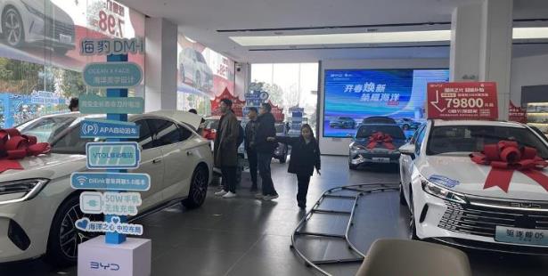 油車(chē)銷(xiāo)售跳槽賣(mài)新能源車(chē)月入3萬(wàn) 新能源車(chē)銷(xiāo)售成金字塔尖的職業(yè)(圖1)