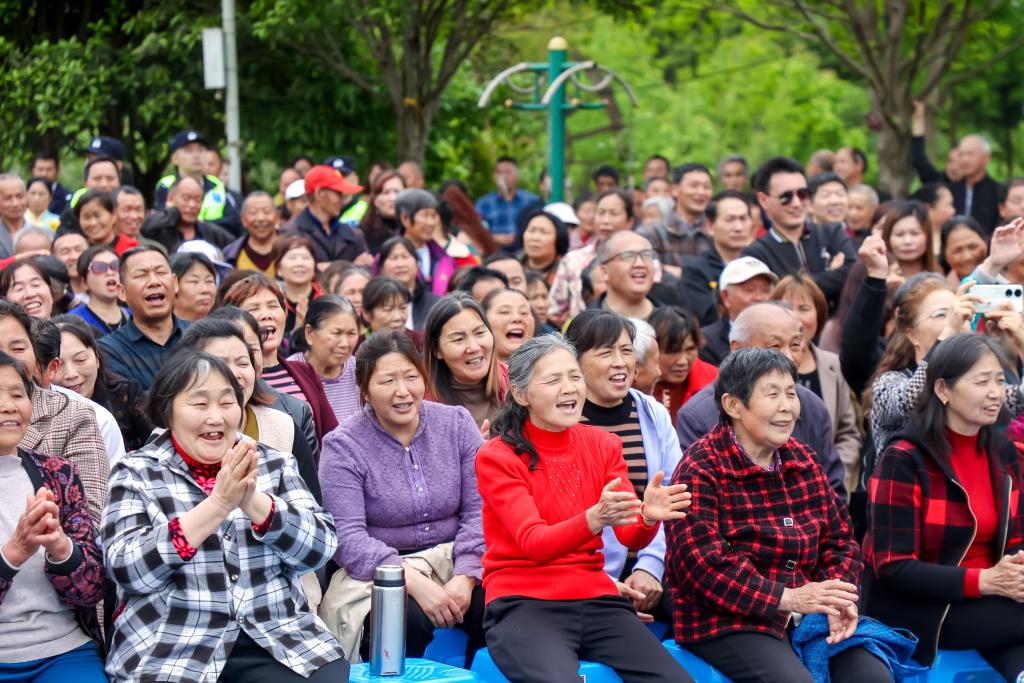 村民樂呵呵地享受屬于自己的“村晚”。主辦方供圖 華龍網發
