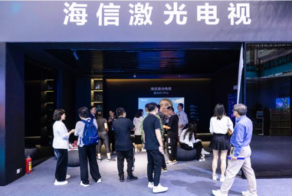 100英寸可折疊電視深圳吸睛！海信激光電視星光S1又獲金獎