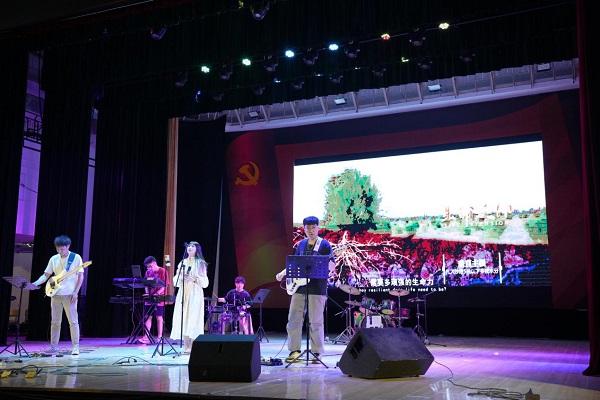 當環(huán)保遇上畢業(yè)季，大學生奏響青春的旋律(圖3)
