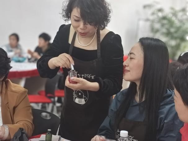 絢麗夏日綻放女性魅力  ——中荷人壽大連分公司舉辦口紅DIY蜜絲會活動