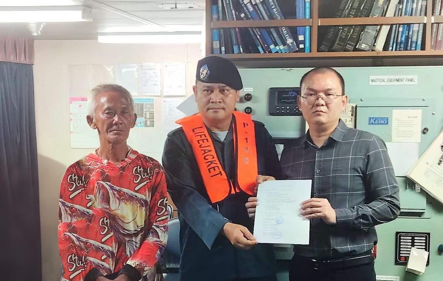 船長、落水漁民和印尼警方合影.jpg