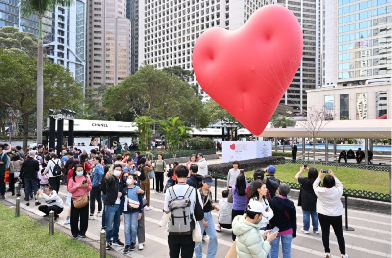 香港文藝大都會新亮點：“胖胖心”巨型紅心設計裝置展出，傳遞愛與正能量
