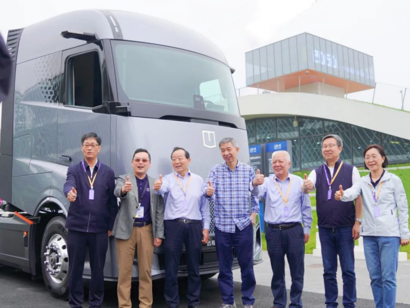 因科技而相遇 零碳陸運“未來式”    遠程星瀚H醇氫電動牽引車亮相2050大會